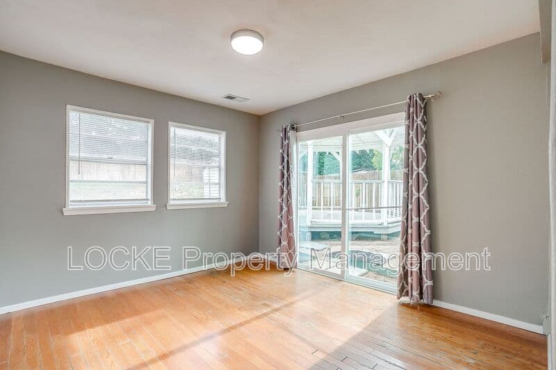 Fort Worth House: 3808 Bryce Ave