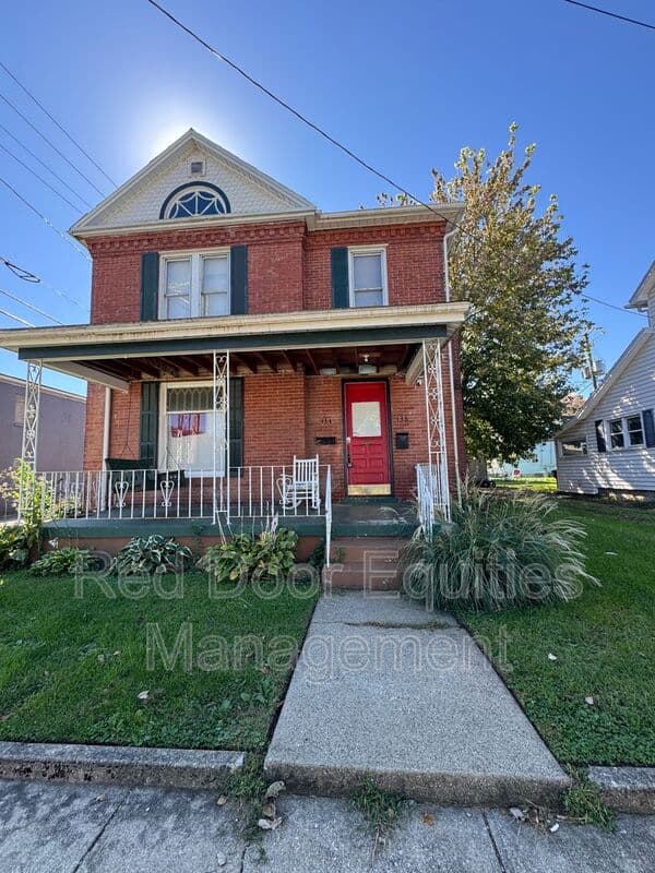 Lancaster House: 136 W Walnut St