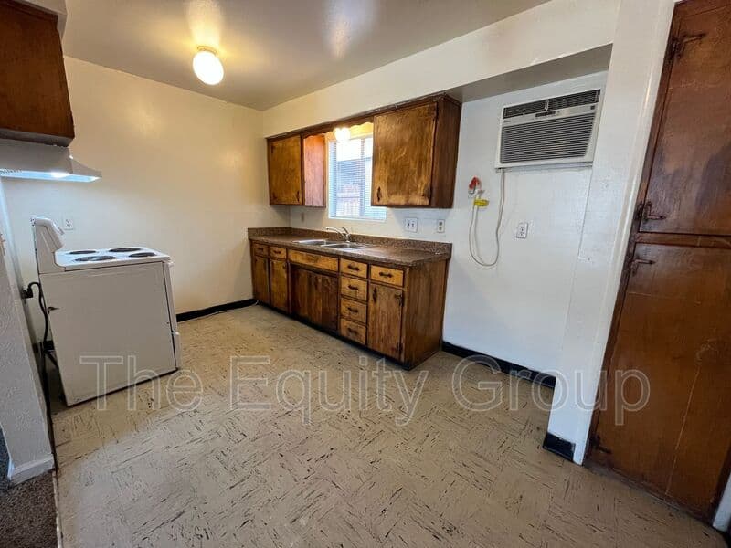Porterville Condo: 258 N G St