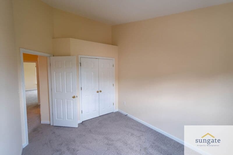 Rosedale Townhome: 11 Hallsdale Ct
