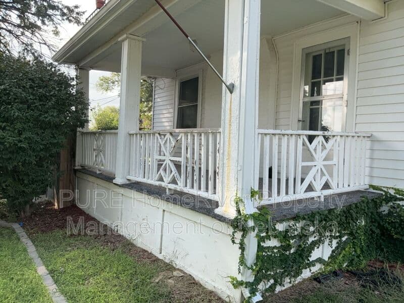 Omaha House: 1424 S 46th Street