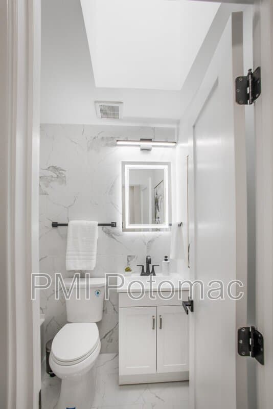 Washington Townhome: 702 19th St NE