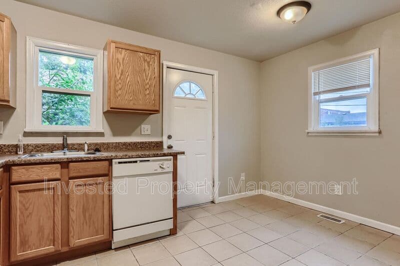 Aurora Condo: 1902-1904 Paris St.