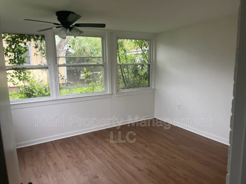 Savannah House: 1011 E 39th St