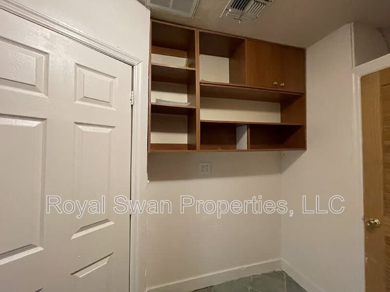 Auburndale House: 222 Lakeview Drive