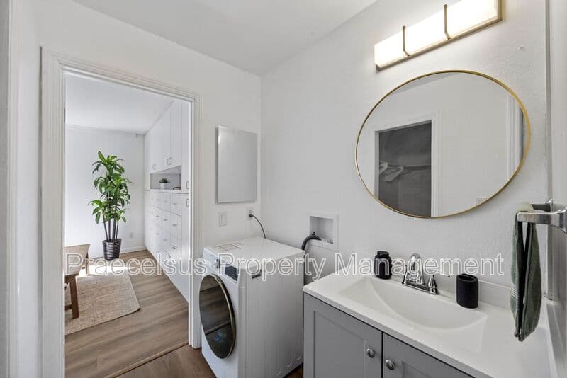 San Diego House: 6780 Friars Rd
