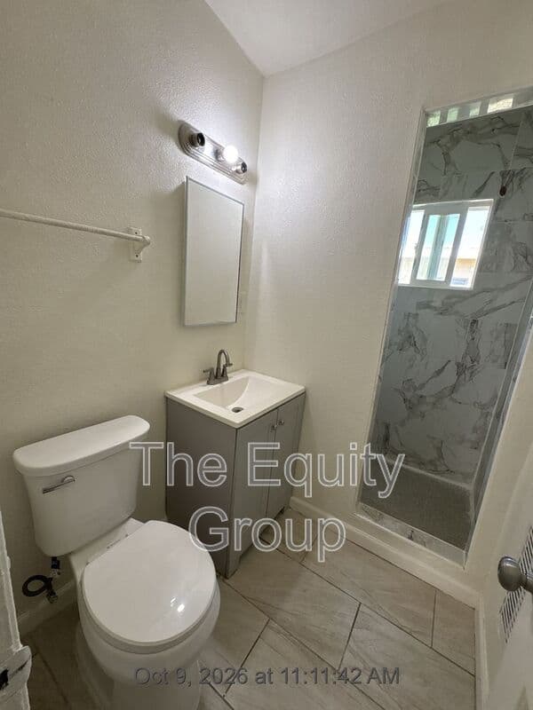 Hanford Condo: 580 South Richmond Avenue