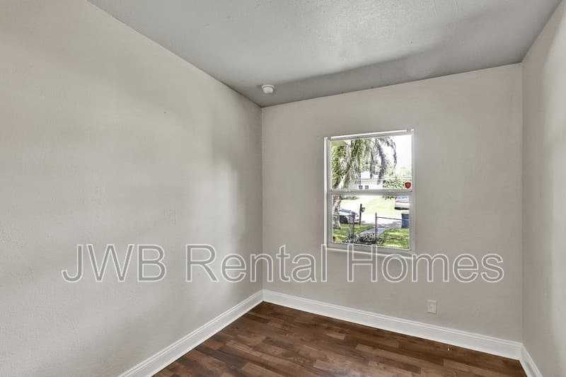 Jacksonville House: 2608 Larkspur Ave