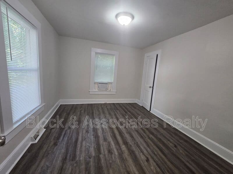 Greensboro House: 3844 Green Point Dr