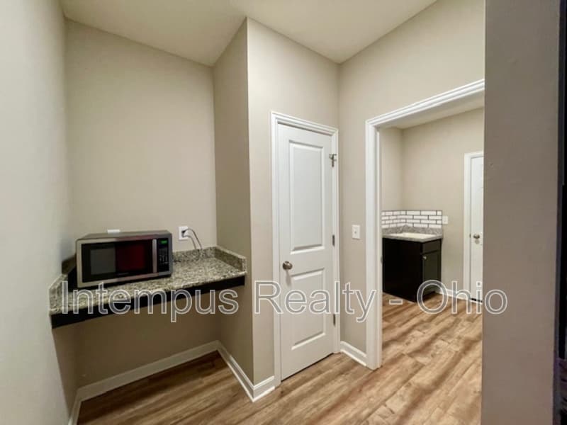 Sunbury House: 7311 Blackwell Dr
