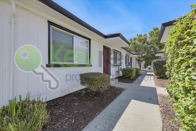 Sacramento House: 1071 Santiago Ave