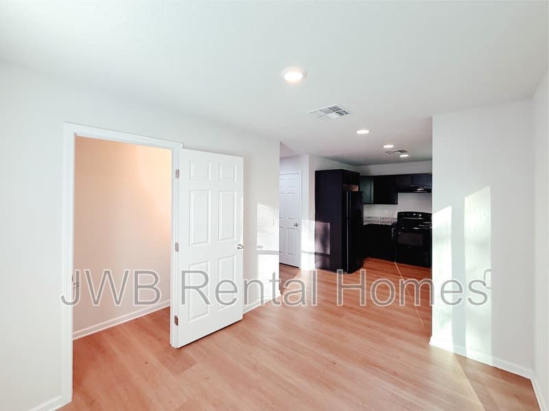 Jacksonville House: 2048 6th St W