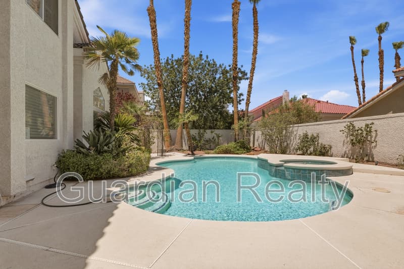 Henderson House: 1888 Woodhaven Dr