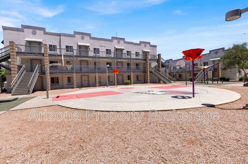 Phoenix House: 2302 W. Colter St.