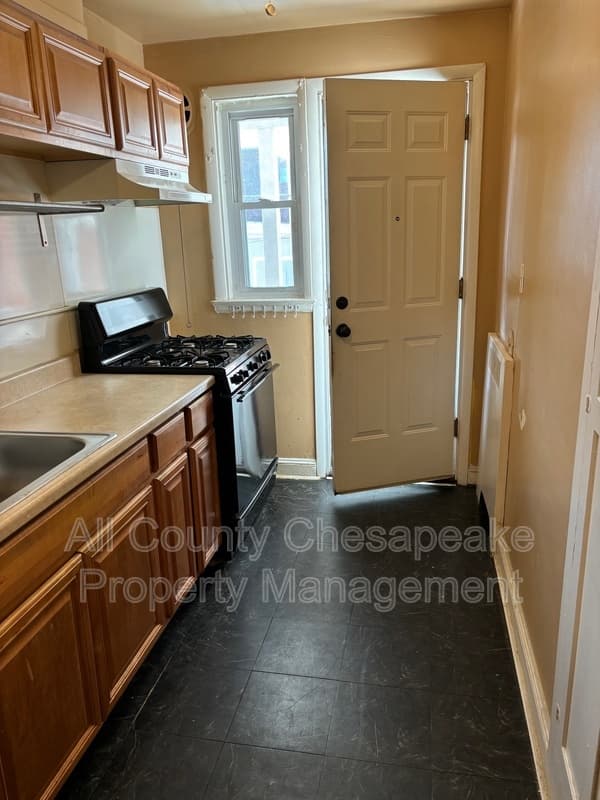 Dundalk Condo: 15 Center Pl