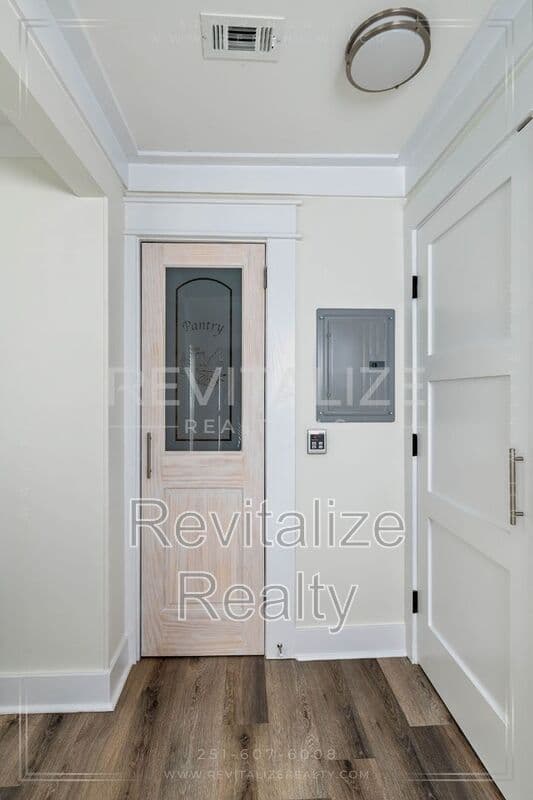 Mobile House: 80 Hathaway Rd N