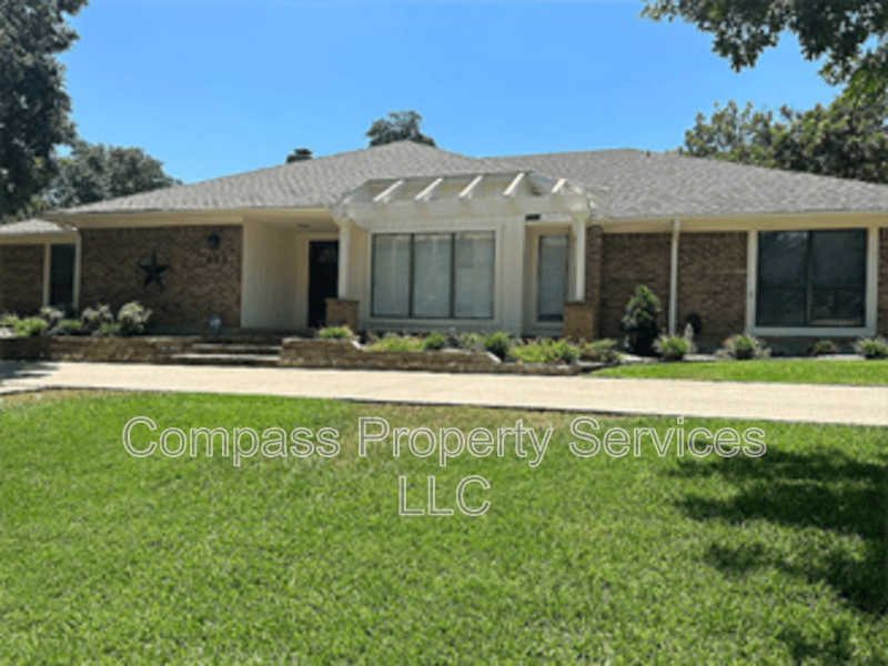 Woodway House: 902 Woodland West