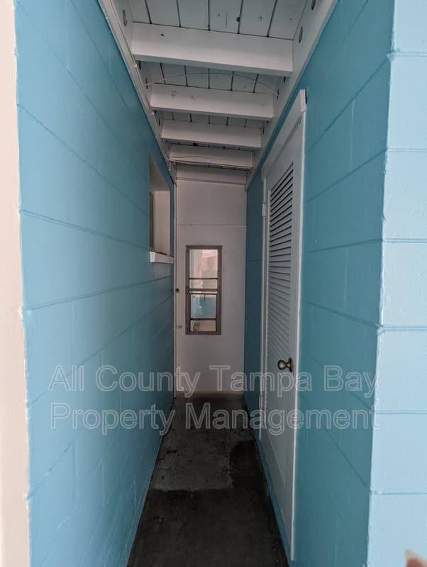 Tampa House: 6021 W Hanna