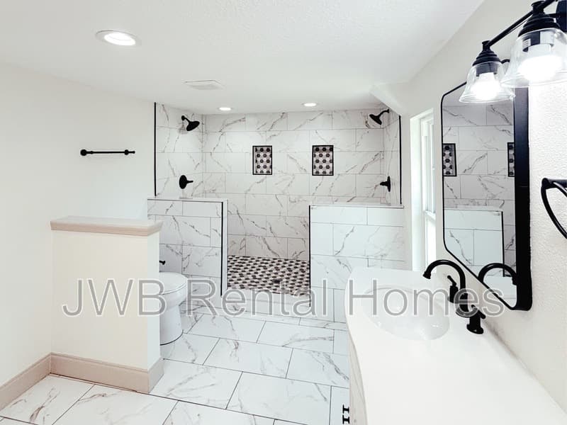 Jacksonville House: 1532 N Pearl St