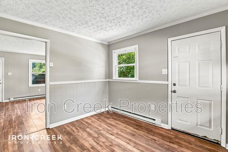 Black Mountain House: 250 Avena Rd
