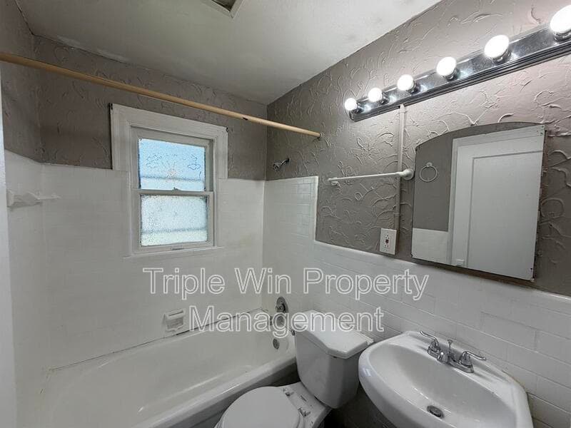Saint Louis House: 8530 Lowell St