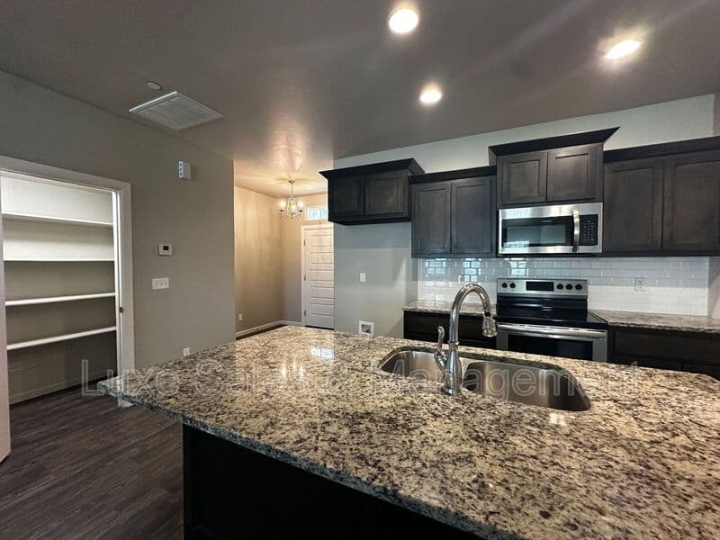 Moore House: 745 SW 14th St