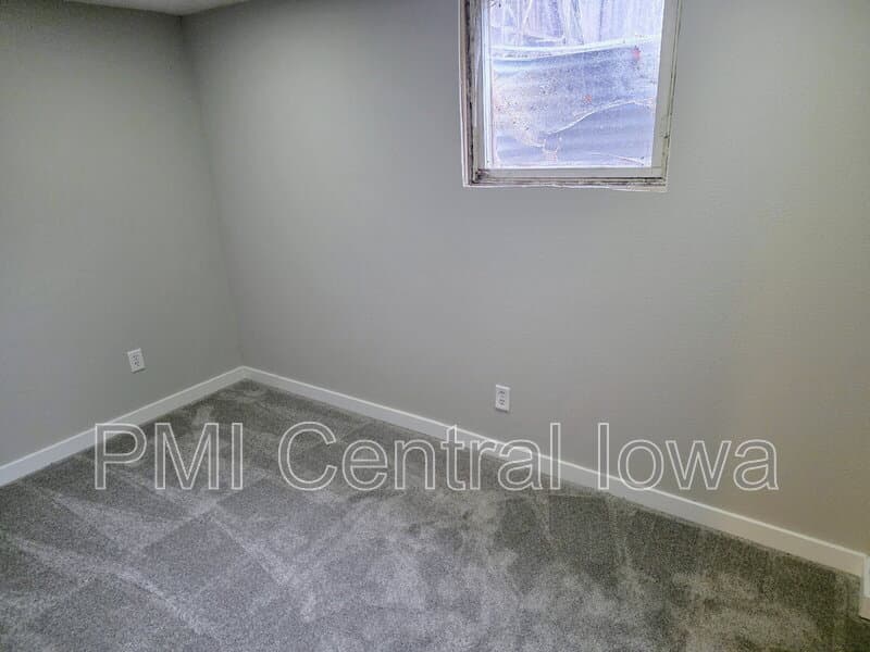 Urbandale House: 4405 68th Street