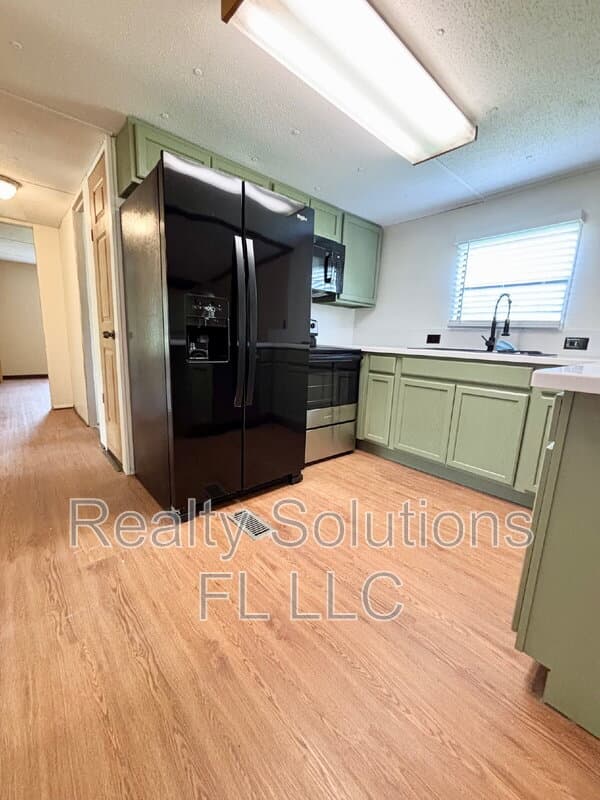 Clermont House: 15518 Lake Apopka Road