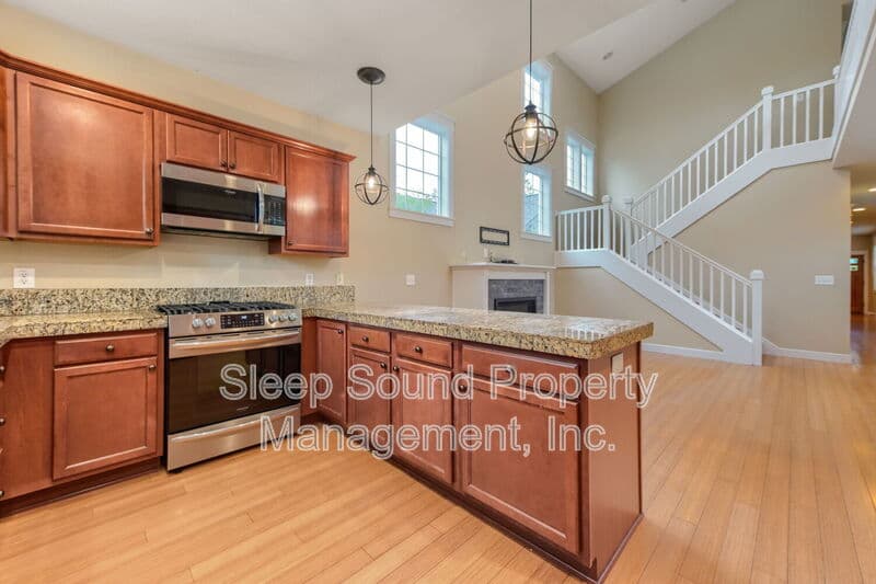Portland House: 857 N Winchell St