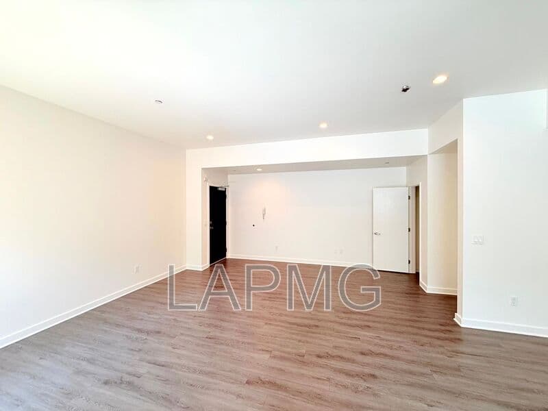 Van Nuys House: 6428 Woodley Avenue