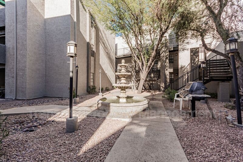 Scottsdale House: 8020 E Thomas Rd
