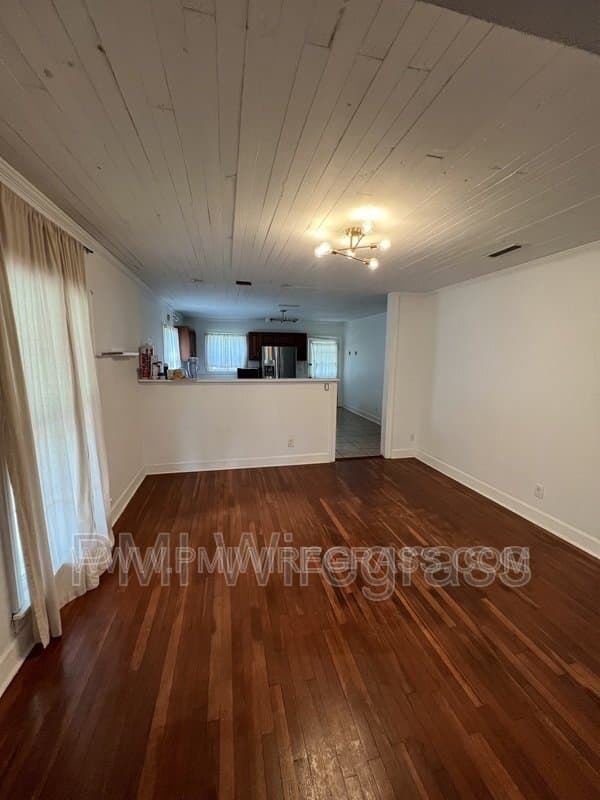 Enterprise House: 106 Highland Dr