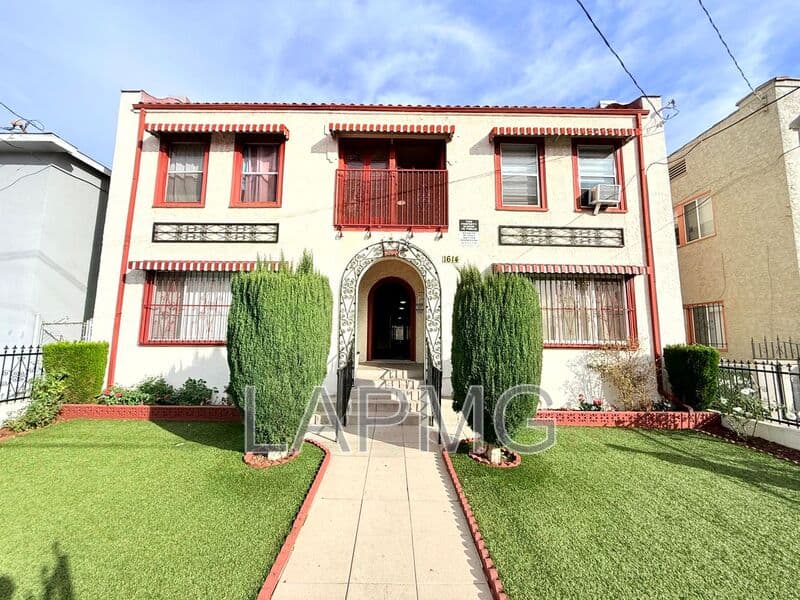 Los Angeles House: 1614 N. Kenmore Avenue
