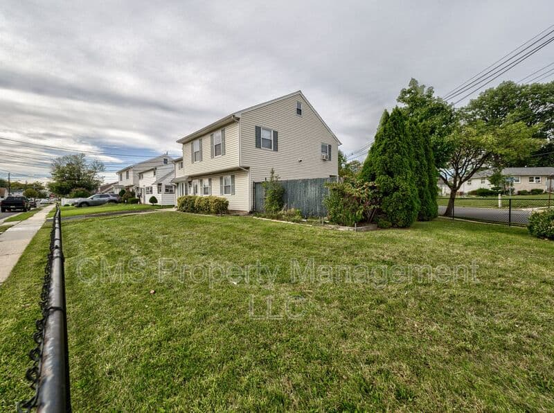 Carteret House: 74 Markowitz St