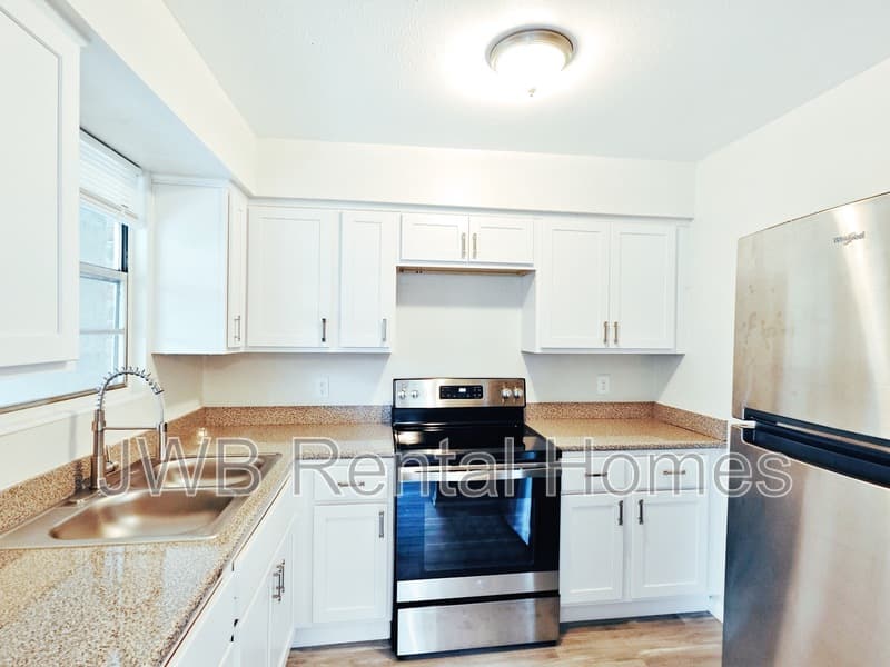 Jacksonville House: 2567 25th St W