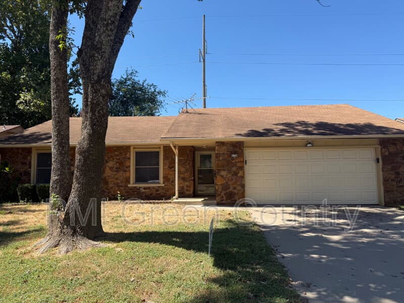 Broken Arrow House: 4708 S Maple Ave