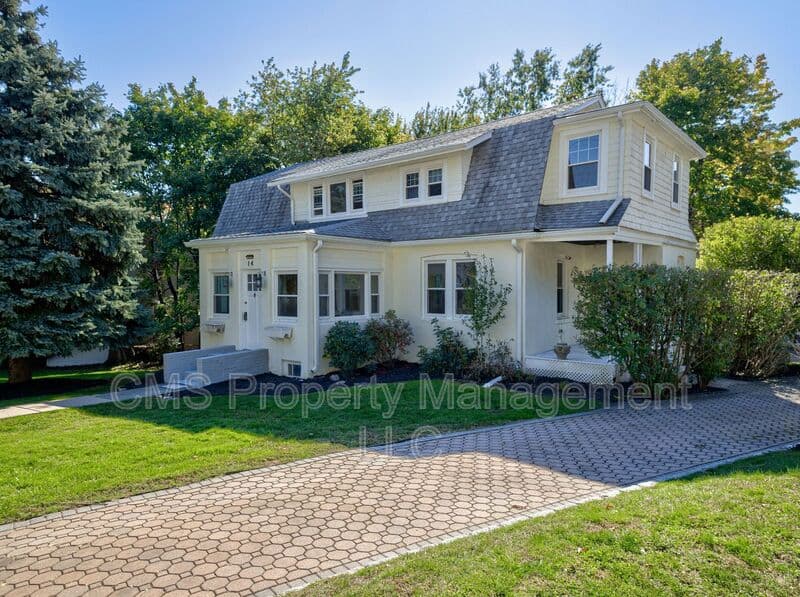 West Orange House: 14 Winding Way