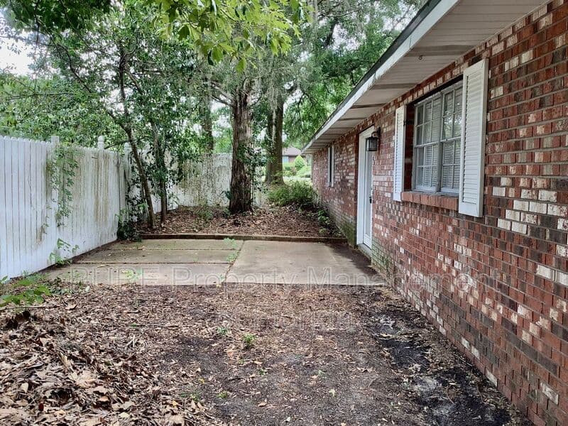 Ocala House: 711 NE 41st Avenue