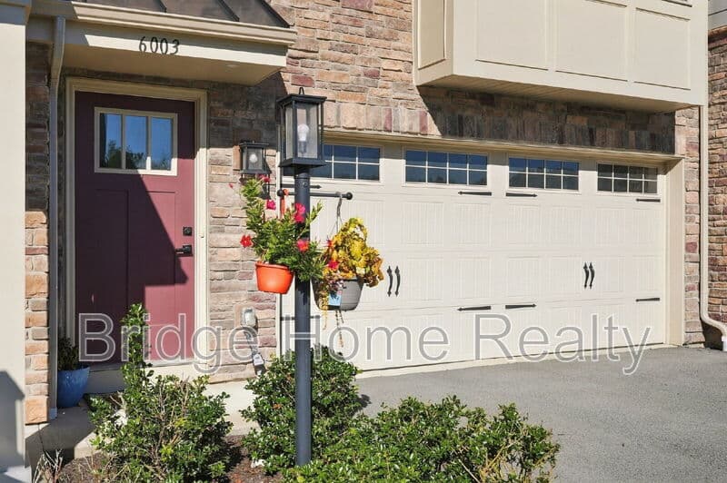 Jeannette House: 6003 Lampl Lane