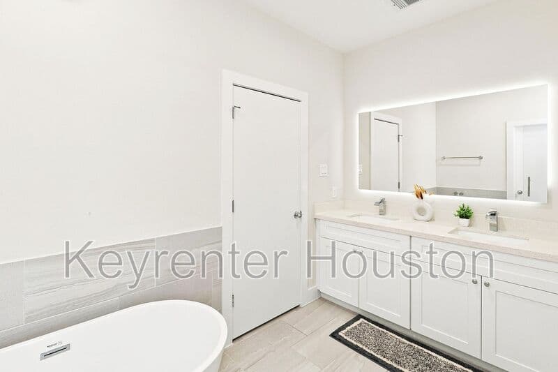 Houston House: 835 Dorchester Street