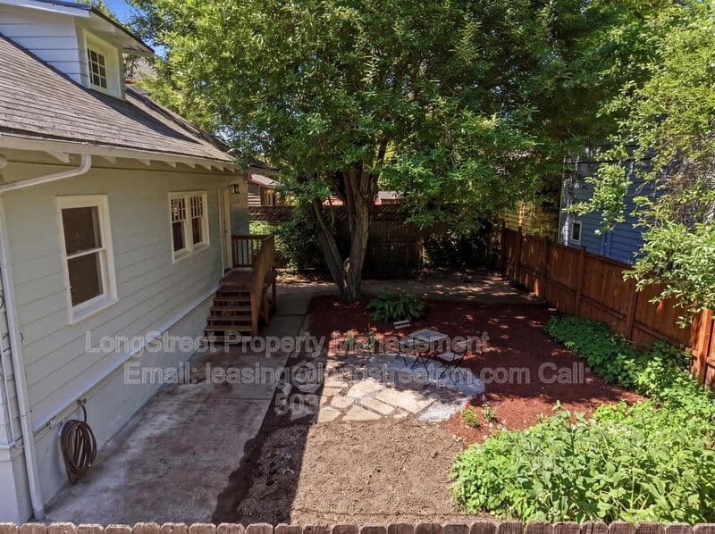 Portland House: 2249 E Burnside St