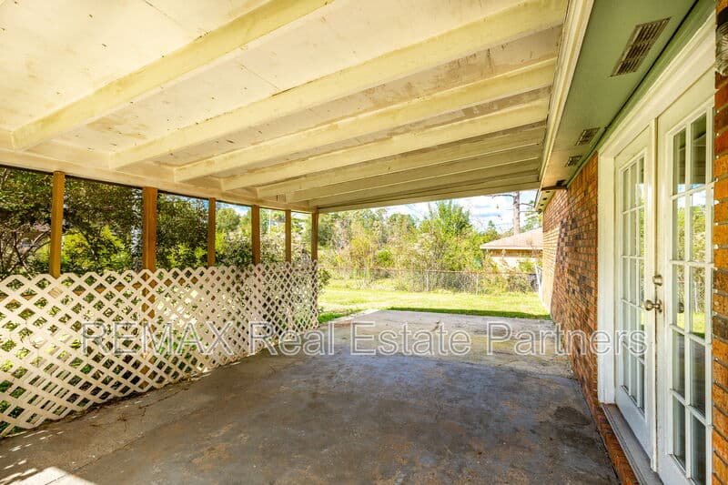 Hattiesburg House: 605 Hacienda Ave