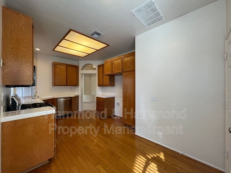 Simi Valley House: 634 Twin Peaks Ave.