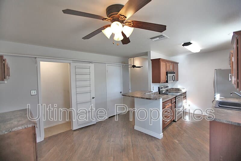 Peoria House: 8140 N 107th Ave