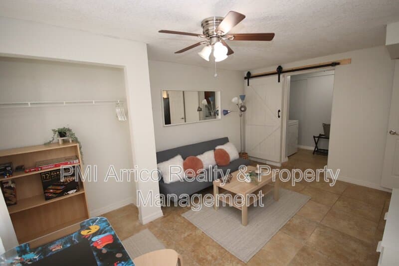 Tampa House: 1918 W Walnut St