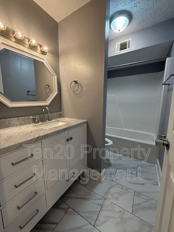 Columbus House: 6118 Abbey Drive