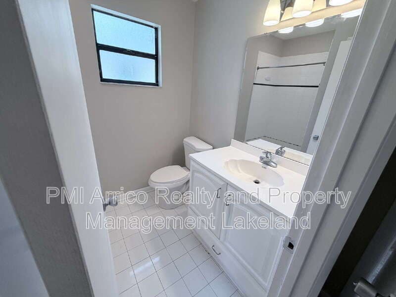 Lakeland House: 3584 Raintree Cir