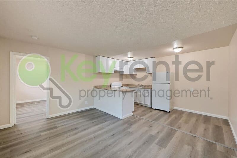 Sacramento House: 1071 Santiago Ave