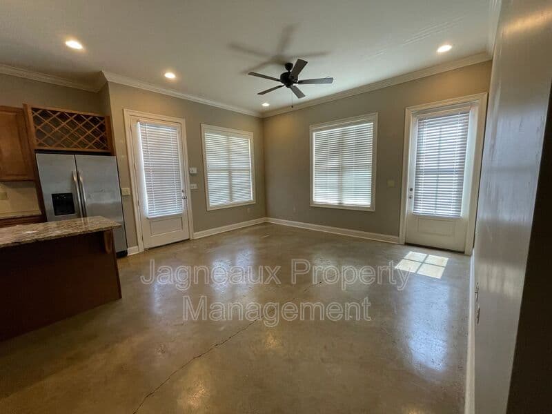 Lafayette House: 107 Hargrave Dr