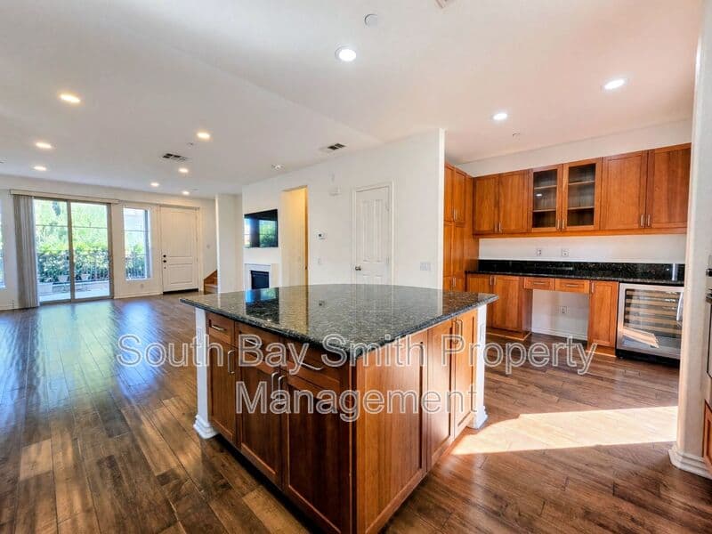 Redondo Beach Townhome: 84 Palos Verdes Blvd